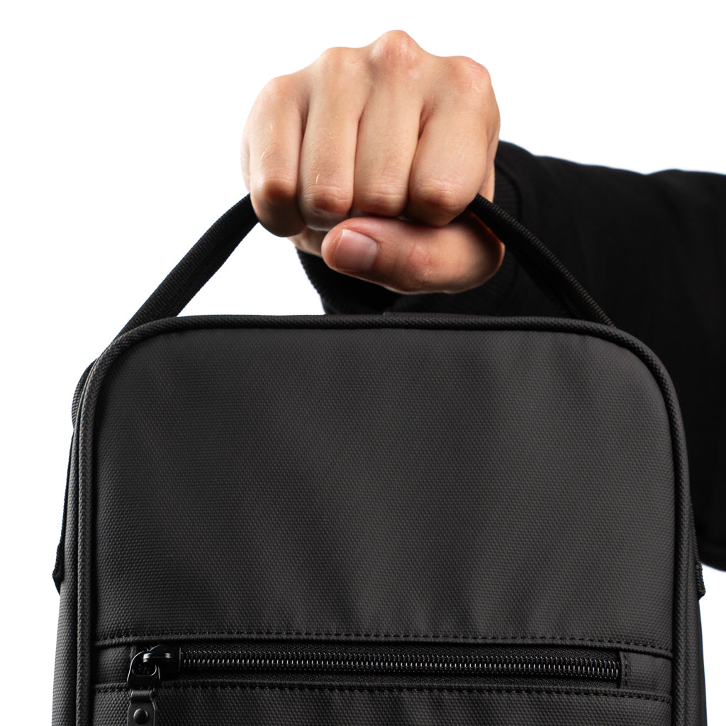 ULTIMATE GLOVE WALLET maalivahdin laukussa on kantokahva, josta sitä on helppo kantaa