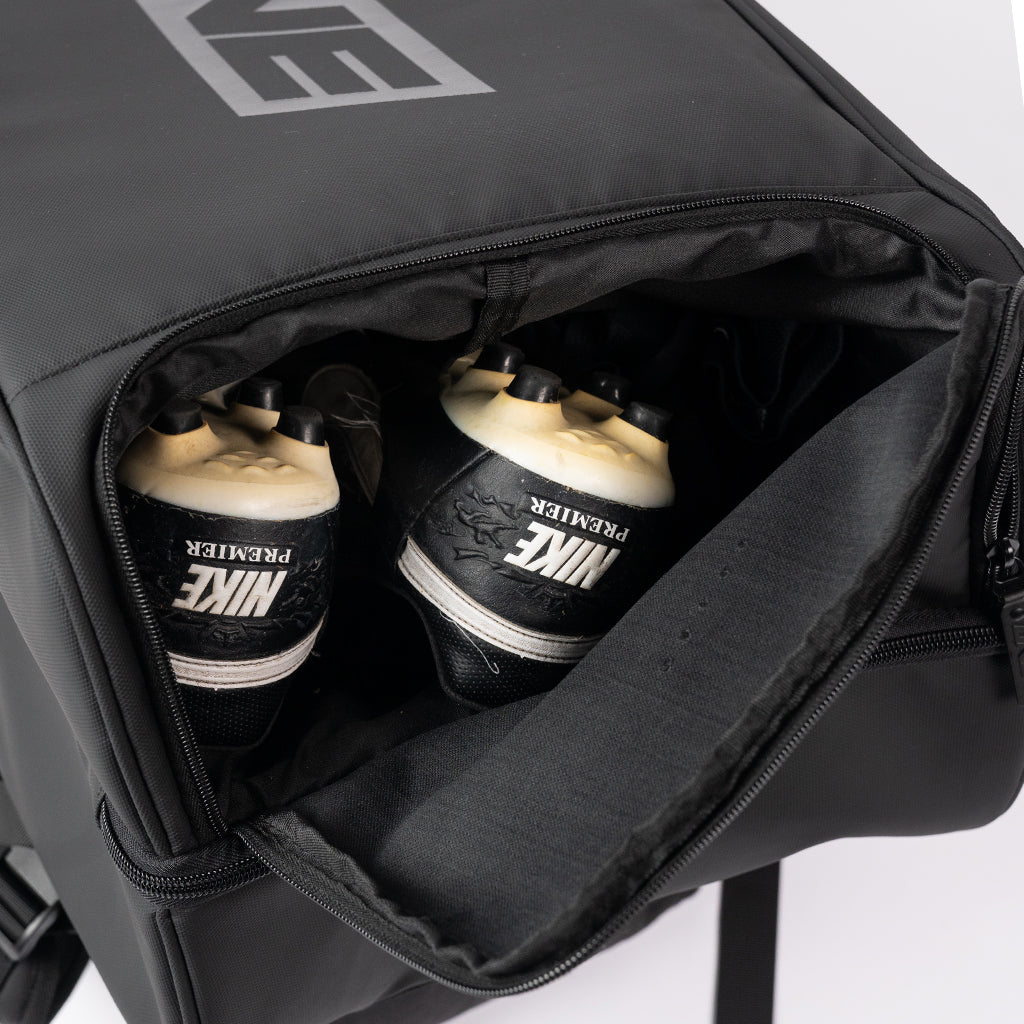 one maalivahdin ultimate kit bag sisältää useita eri säilytysratkaisuja vetoketjuilla