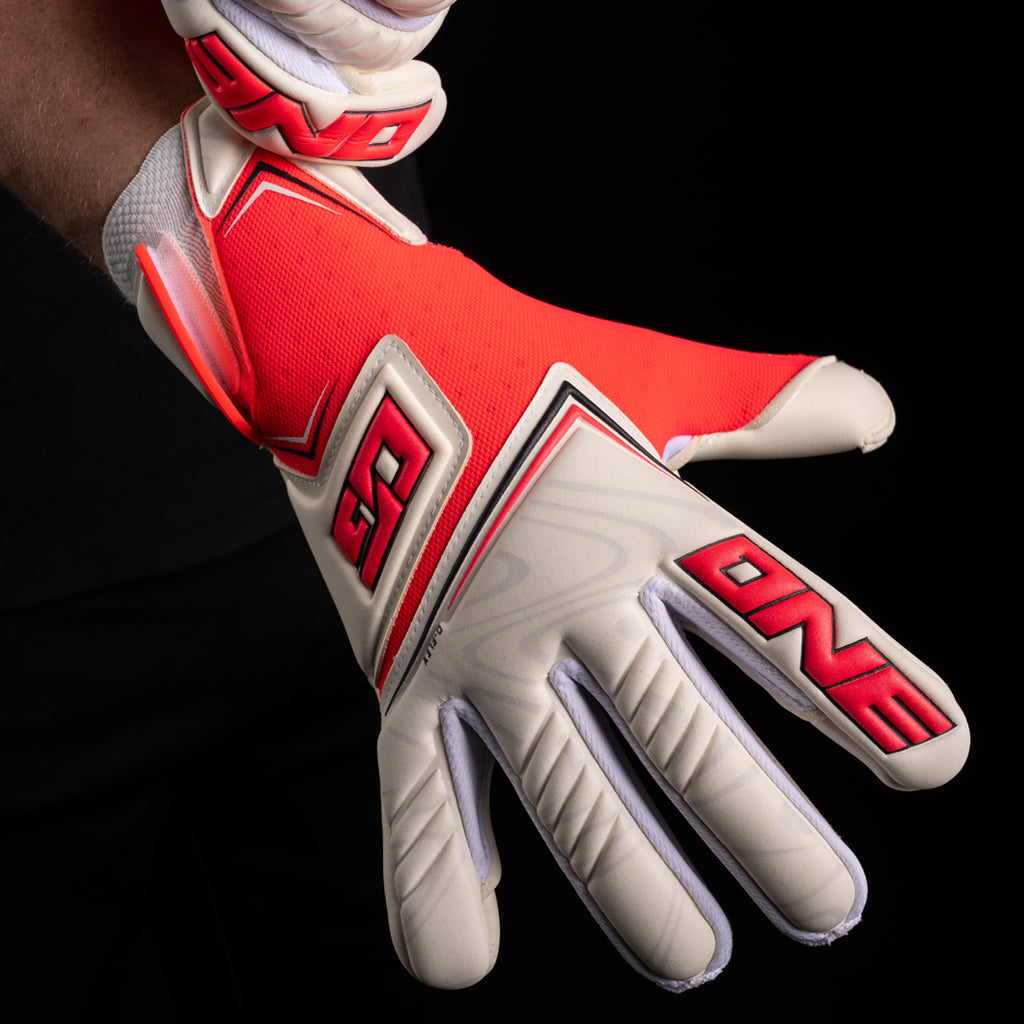 ONE GLOVE NXT Pro Doubters VTX maalivahdin hanskat edestä katsottuna