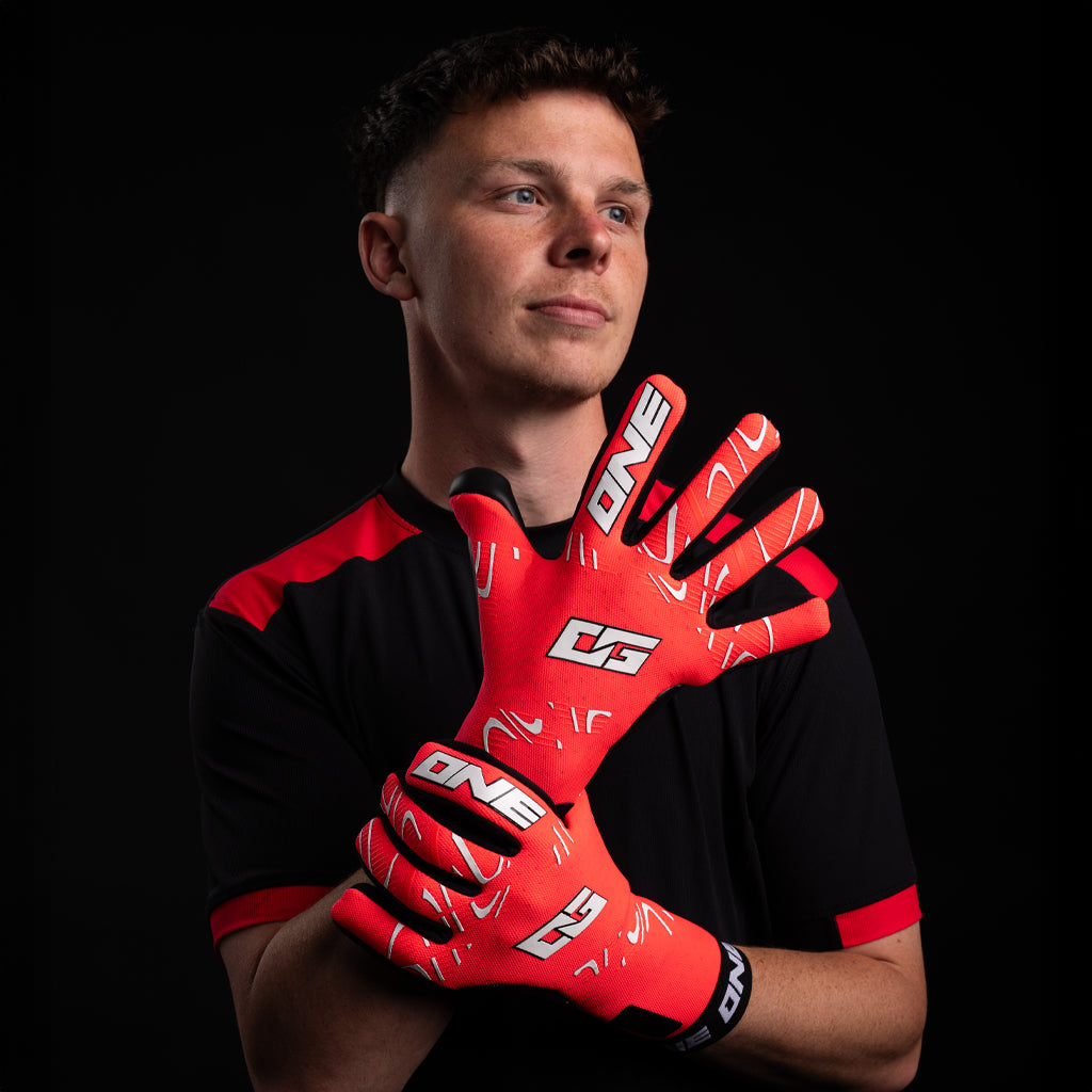 ONE GLOVE OG1 Doubters NGT maalivahdin hanskat kädessä