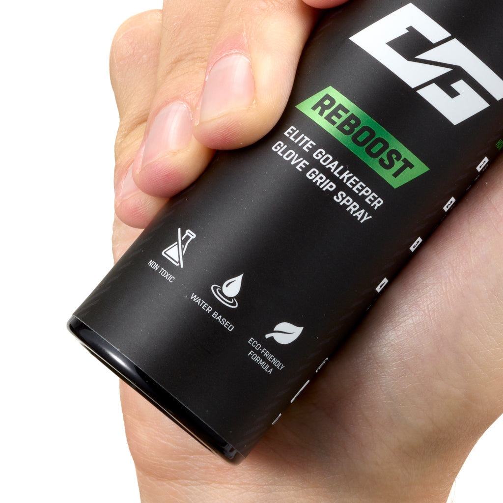 REBOOST GRIP SPARY suihke lähikuvassa maalivahdin hanskoihin