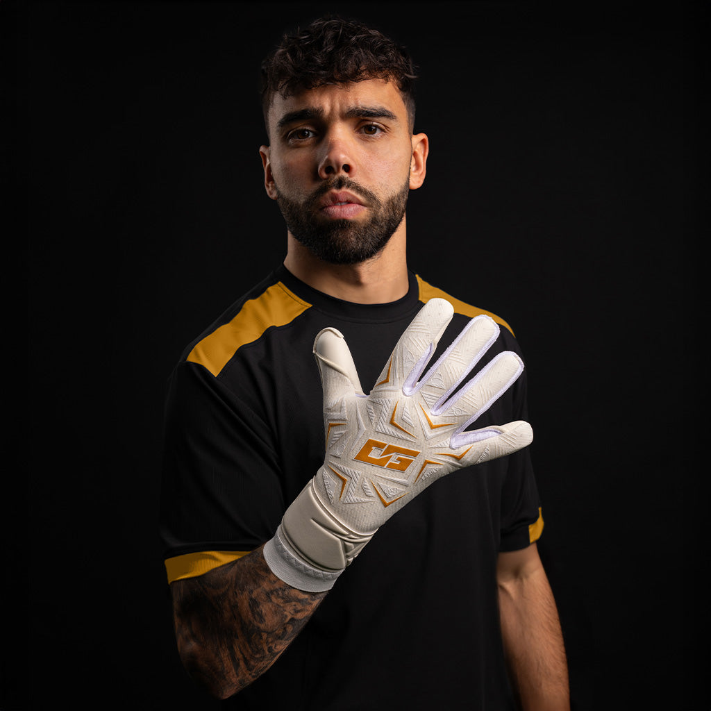 ONE GLOVE OG1 TYPE-G maalivahdin hanskat kädessä käytössä