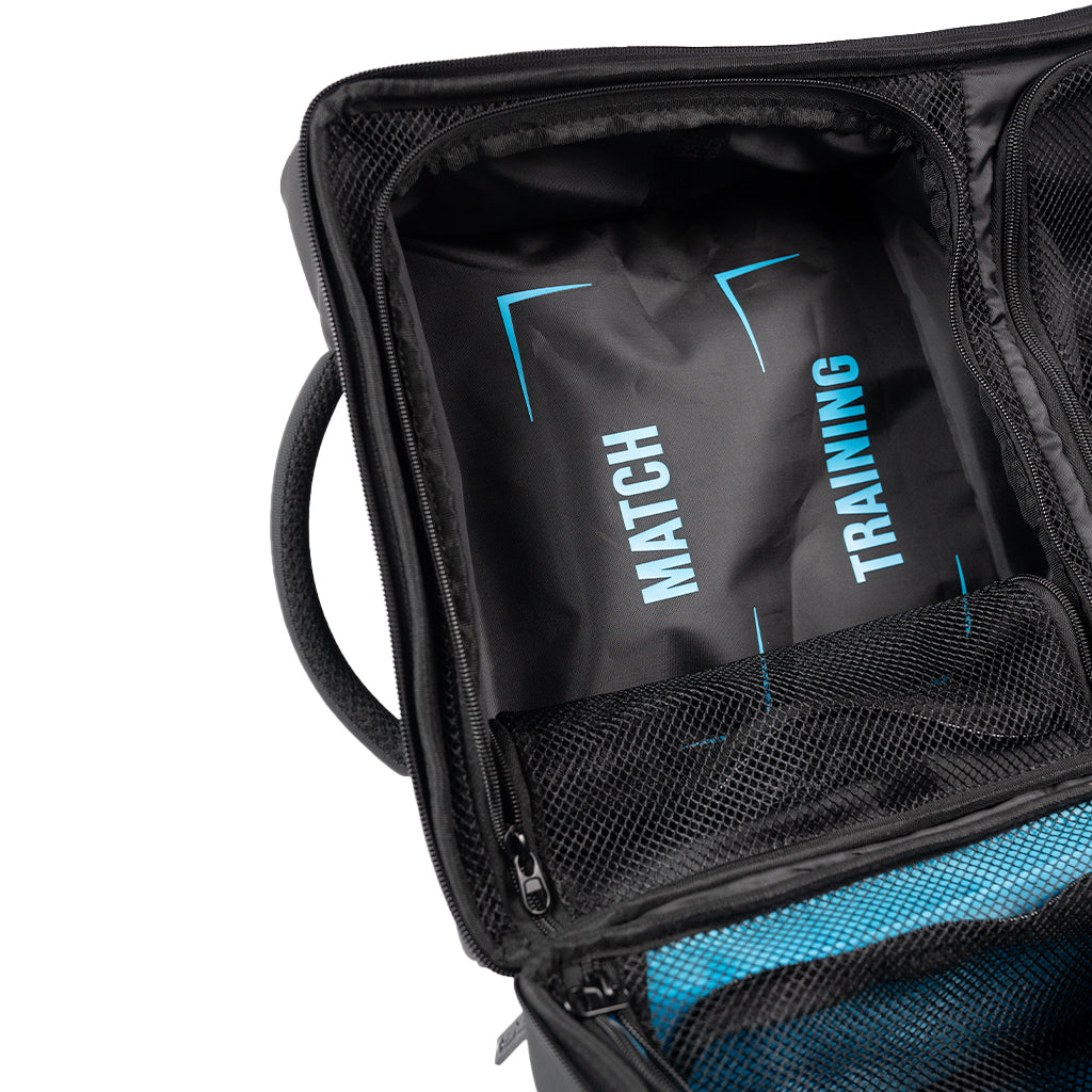 Ultimate Kit Bag One Glove laukku Goalkeeper verkkotaskut avattuna kätkevät taakseen isot säilytystilat maalivahdin tavaroille ja hanskoille