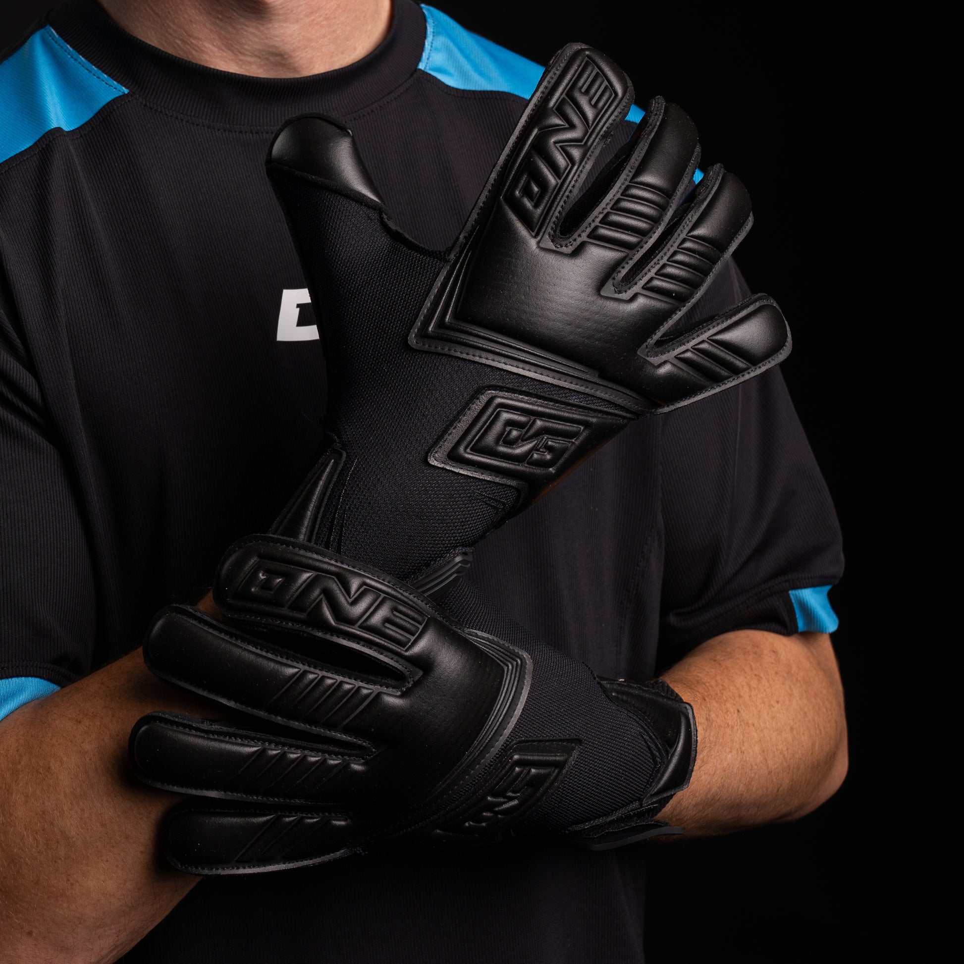One Glove NXT Pro Contra Void Hyla musta maalivahdin hanskat