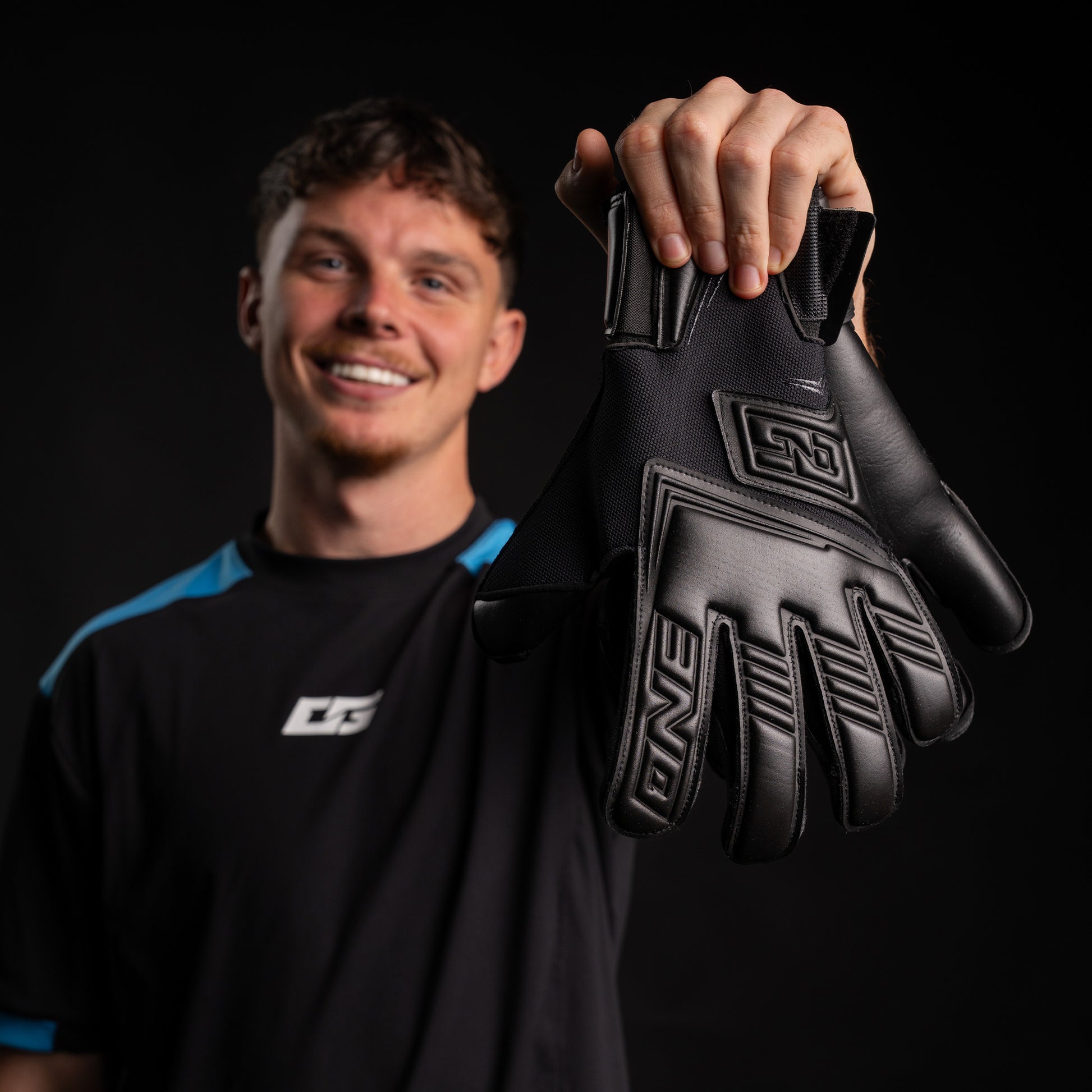 One Glove NXT Pro Contra Void Hyla musta maalivahdin hanskat