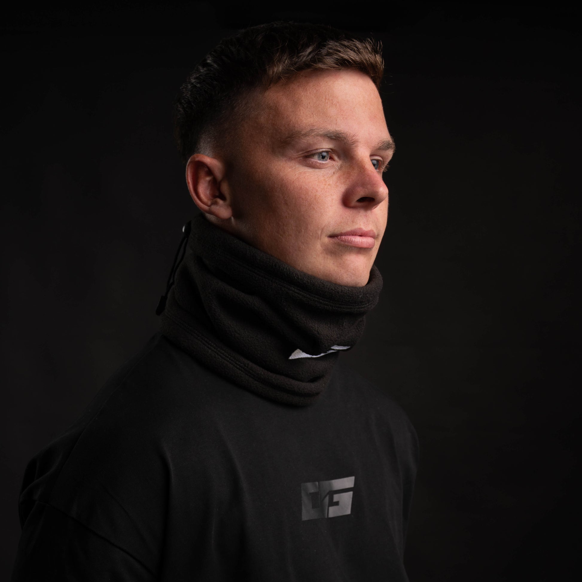 SNOOD NECK WARMER fleecekauluri jalkapallo mallin päällä sivusta katsottuna